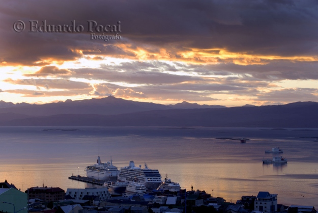 Puerto Ushuaia, amanecer