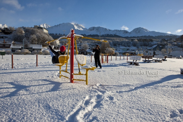 Turistas disfrutando la nevada