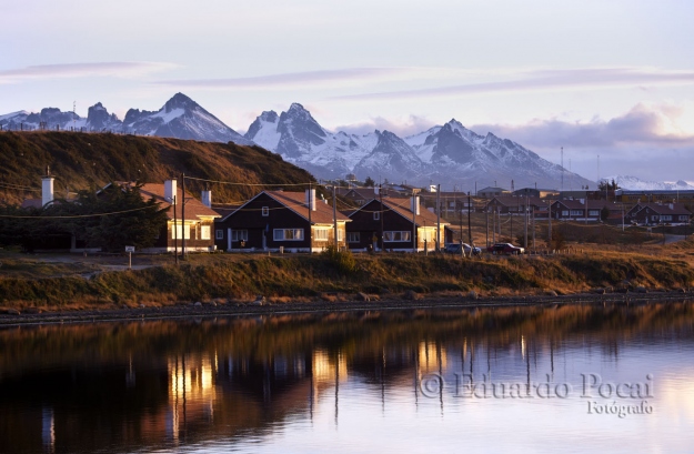 Casas a orillas de la bahía