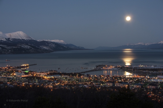 Luna llena y la ciudad de Ushuaia