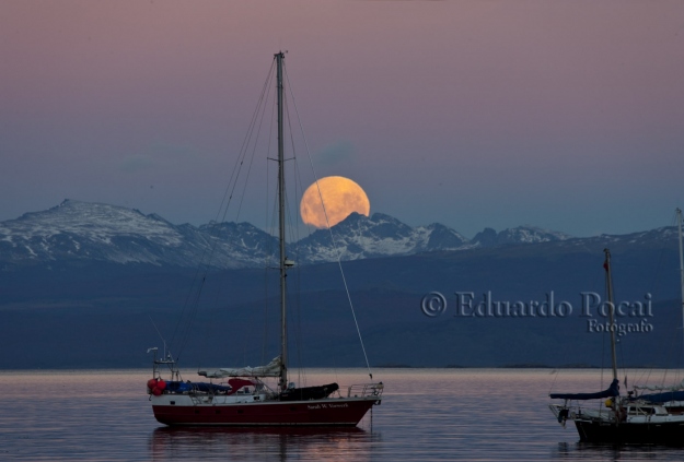 Luna llena, saliendo sobre Navarino