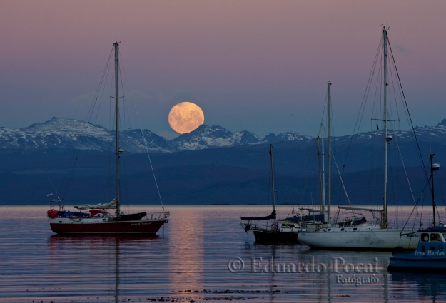 Luna llena, saliendo sobre Navarino