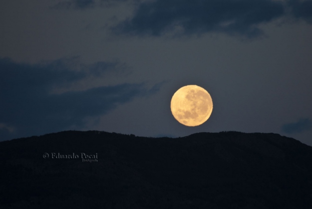 Luna llena ocultándose