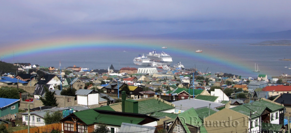 Ushuaia y su tradicional vista con el arco iris